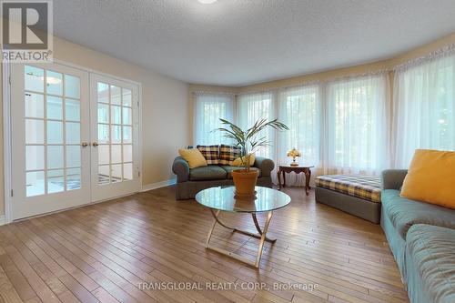 1813 St. Johns Road, Innisfil, ON - Indoor Photo Showing Living Room