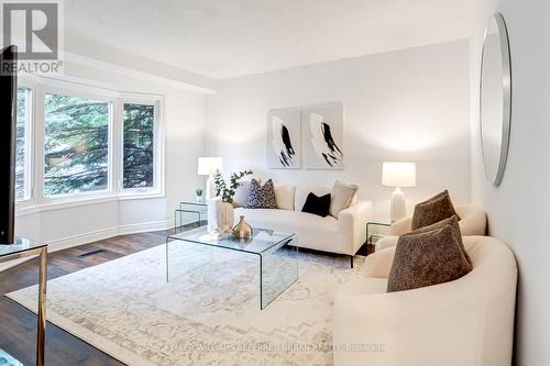 1 Cummings Court, Markham, ON - Indoor Photo Showing Living Room