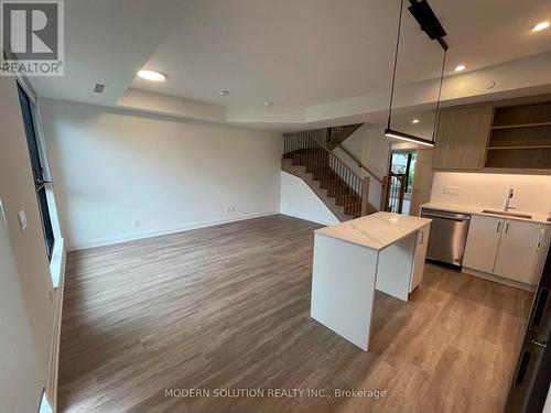 102 - 291 Queens Avenue, Oakville, ON - Indoor Photo Showing Kitchen