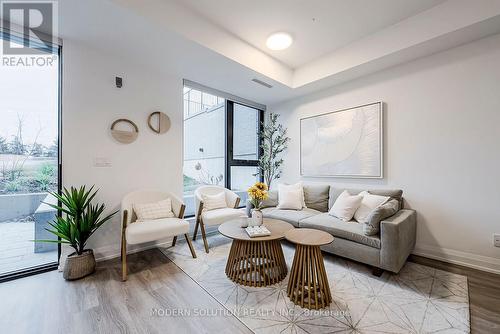 102 - 291 Queens Avenue, Oakville, ON - Indoor Photo Showing Living Room