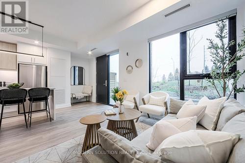 102 - 291 Queens Avenue, Oakville, ON - Indoor Photo Showing Living Room