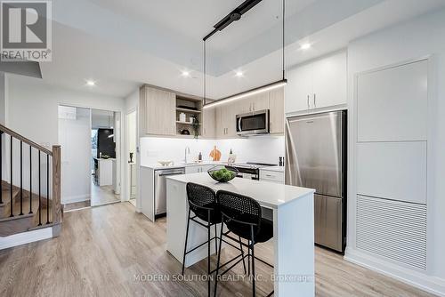 102 - 291 Queens Avenue, Oakville, ON - Indoor Photo Showing Kitchen With Stainless Steel Kitchen With Upgraded Kitchen