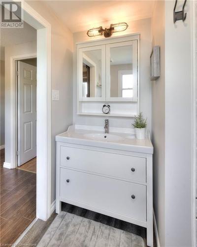 80 Manor Drive, Kitchener, ON - Indoor Photo Showing Bathroom