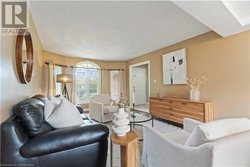 112 Stone Church Road W, Hamilton, ON - Indoor Photo Showing Living Room