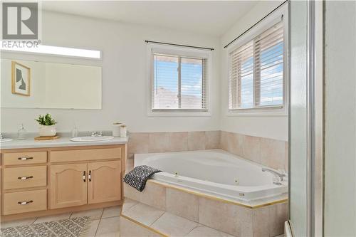 112 Stone Church Road W, Hamilton, ON - Indoor Photo Showing Bathroom