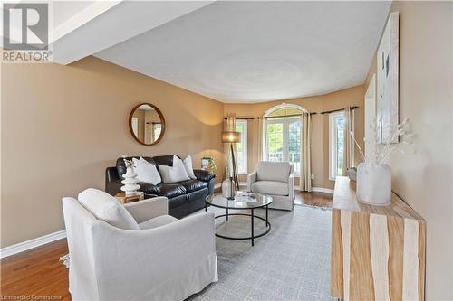 112 Stone Church Road W, Hamilton, ON - Indoor Photo Showing Living Room