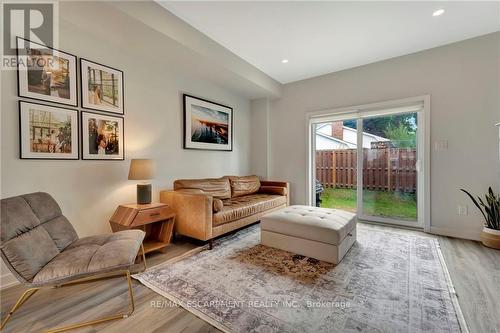 6 Munay Lane, Hamilton, ON - Indoor Photo Showing Living Room