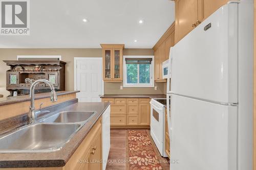 70 39Th Street N, Wasaga Beach, ON - Indoor Photo Showing Kitchen With Double Sink