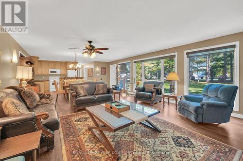 70 39Th Street N, Wasaga Beach, ON - Indoor Photo Showing Living Room