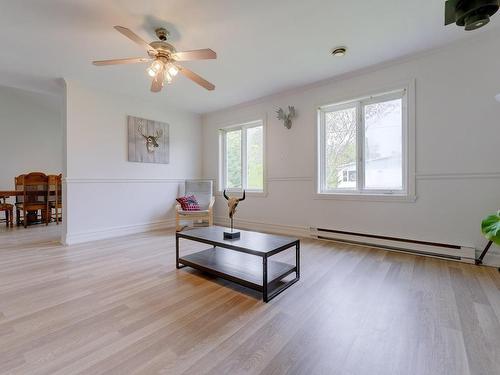 Living room - 18 Av. Conrad-Gamache, Saint-Paul-De-L'Île-Aux-Noix, QC - Indoor