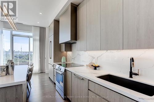 903 - 6 Parkwood Avenue, Toronto, ON - Indoor Photo Showing Kitchen With Upgraded Kitchen