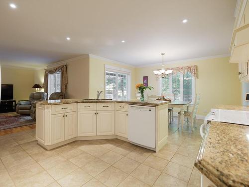 Cuisine - 1878 Rue Du Patrimoine, Saint-Lazare, QC - Indoor Photo Showing Kitchen