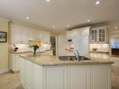 Kitchen - 1878 Rue Du Patrimoine, Saint-Lazare, QC - Indoor Photo Showing Kitchen With Double Sink With Upgraded Kitchen