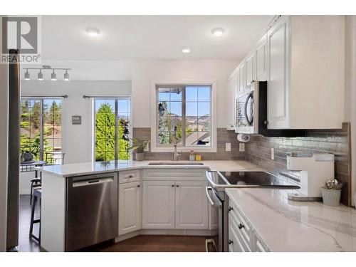 2089 Bowron Street, Kelowna, BC - Indoor Photo Showing Kitchen