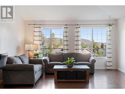 2089 Bowron Street, Kelowna, BC - Indoor Photo Showing Living Room