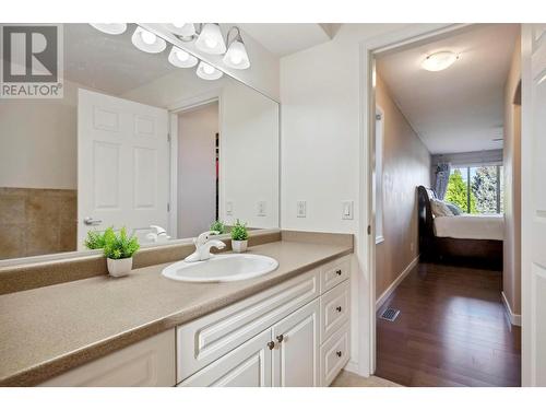 2089 Bowron Street, Kelowna, BC - Indoor Photo Showing Bathroom