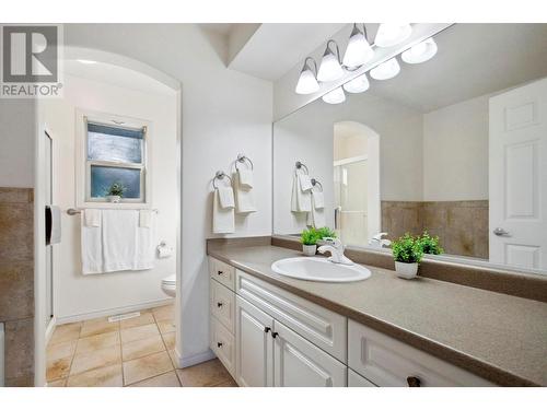 2089 Bowron Street, Kelowna, BC - Indoor Photo Showing Bathroom