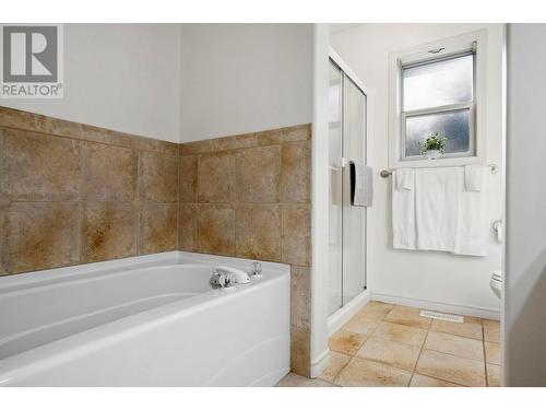 2089 Bowron Street, Kelowna, BC - Indoor Photo Showing Bathroom