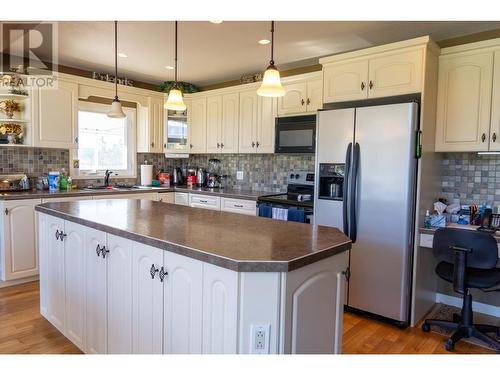 7055 93/95 Highway, Wasa, BC - Indoor Photo Showing Kitchen