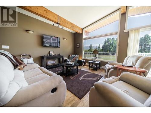 7055 93/95 Highway, Wasa, BC - Indoor Photo Showing Living Room