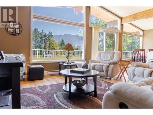 7055 93/95 Highway, Wasa, BC - Indoor Photo Showing Living Room