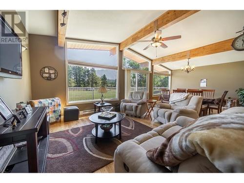 7055 93/95 Highway, Wasa, BC - Indoor Photo Showing Living Room