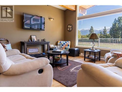 7055 93/95 Highway, Wasa, BC - Indoor Photo Showing Living Room