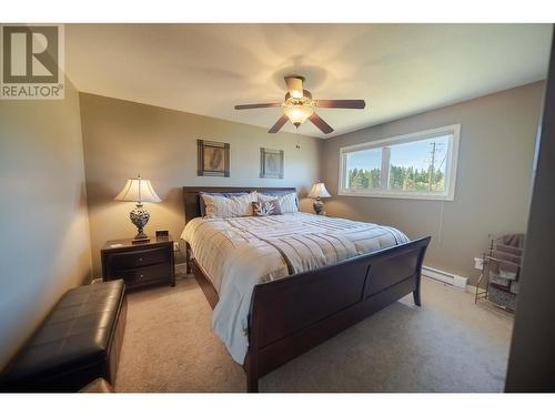 7055 93/95 Highway, Wasa, BC - Indoor Photo Showing Bedroom