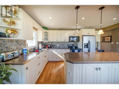 7055 93/95 Highway, Wasa, BC - Indoor Photo Showing Kitchen