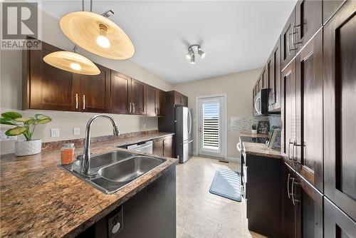 109 Rinkside Court, Sudbury, ON - Indoor Photo Showing Kitchen With Double Sink With Upgraded Kitchen