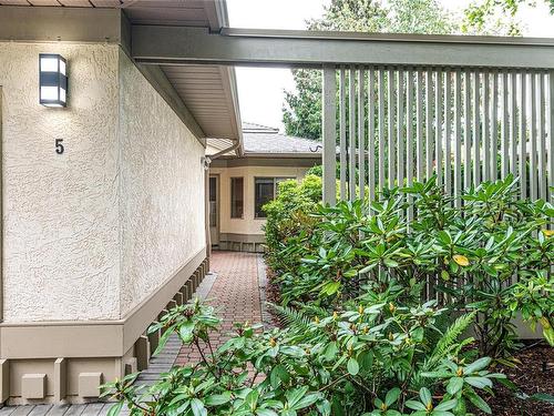 5-4701 Lochside Dr, Saanich, BC 