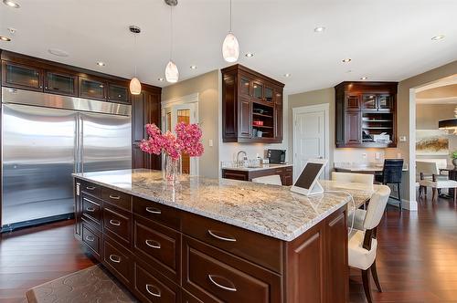 1702-1160 Bernard Avenue, Kelowna, BC - Indoor Photo Showing Kitchen With Upgraded Kitchen