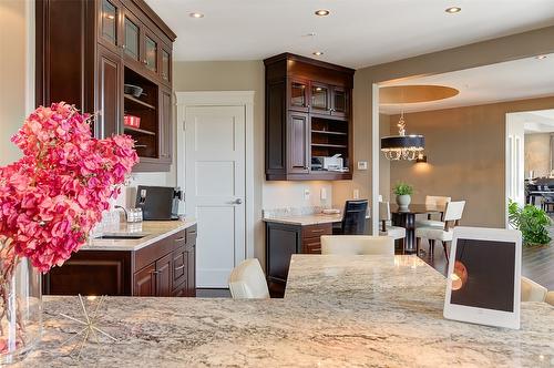 1702-1160 Bernard Avenue, Kelowna, BC - Indoor Photo Showing Kitchen