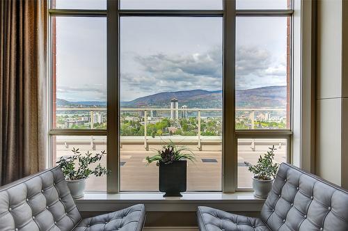 1702-1160 Bernard Avenue, Kelowna, BC - Indoor Photo Showing Living Room