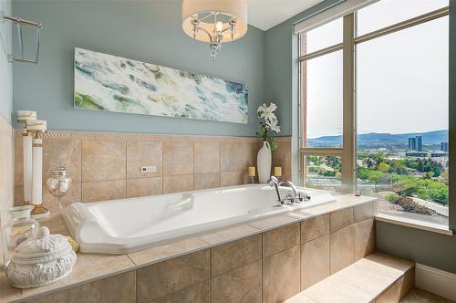 1702-1160 Bernard Avenue, Kelowna, BC - Indoor Photo Showing Bathroom