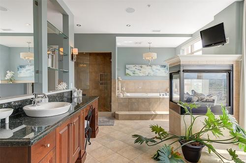 1702-1160 Bernard Avenue, Kelowna, BC - Indoor Photo Showing Bathroom