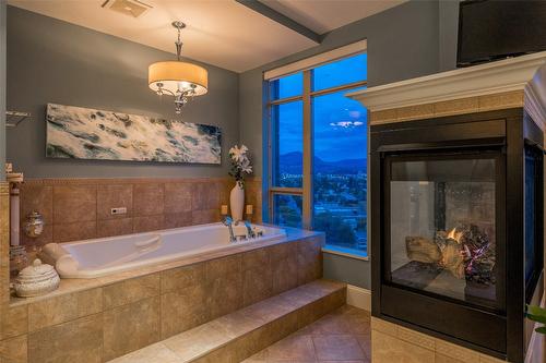 1702-1160 Bernard Avenue, Kelowna, BC - Indoor Photo Showing Bathroom