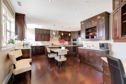 1702-1160 Bernard Avenue, Kelowna, BC - Indoor Photo Showing Kitchen With Upgraded Kitchen