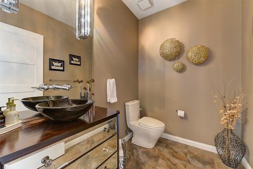 1702-1160 Bernard Avenue, Kelowna, BC - Indoor Photo Showing Bathroom