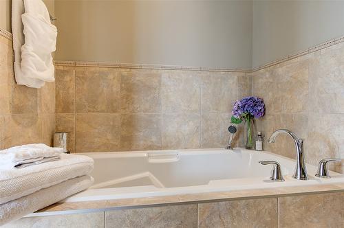 1702-1160 Bernard Avenue, Kelowna, BC - Indoor Photo Showing Bathroom