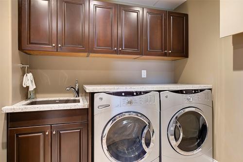 1702-1160 Bernard Avenue, Kelowna, BC - Indoor Photo Showing Laundry Room