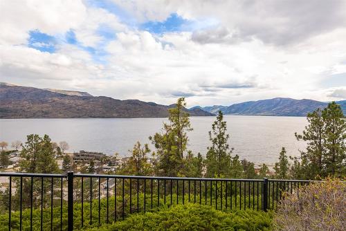 108-4350 Ponderosa Drive, Peachland, BC - Indoor Photo Showing Kitchen With Double Sink