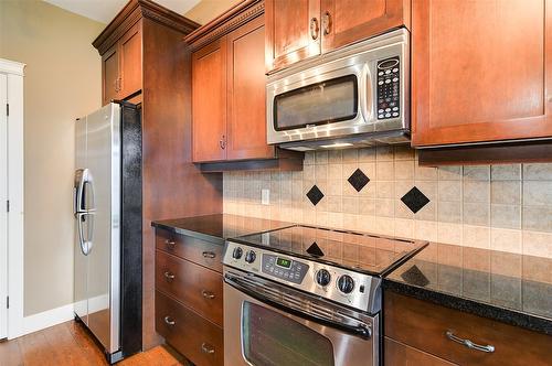 108-4350 Ponderosa Drive, Peachland, BC - Indoor Photo Showing Kitchen