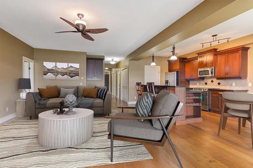 108-4350 Ponderosa Drive, Peachland, BC - Indoor Photo Showing Living Room