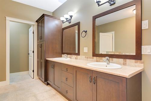 108-4350 Ponderosa Drive, Peachland, BC - Indoor Photo Showing Bathroom