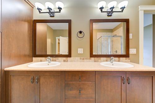 108-4350 Ponderosa Drive, Peachland, BC - Indoor Photo Showing Bathroom