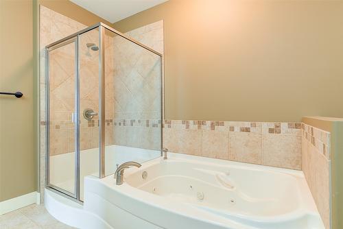 108-4350 Ponderosa Drive, Peachland, BC - Indoor Photo Showing Bathroom