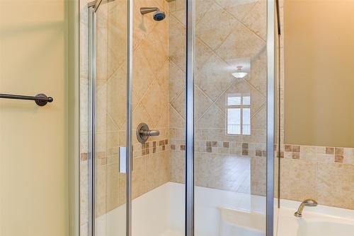 108-4350 Ponderosa Drive, Peachland, BC - Indoor Photo Showing Bathroom