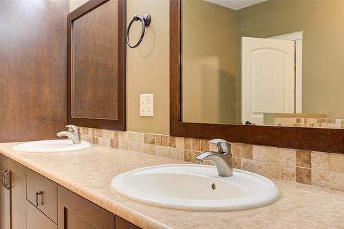 108-4350 Ponderosa Drive, Peachland, BC - Indoor Photo Showing Bathroom