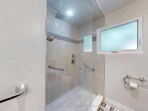 26 Ravencliff Cres, Toronto, ON - Indoor Photo Showing Bathroom